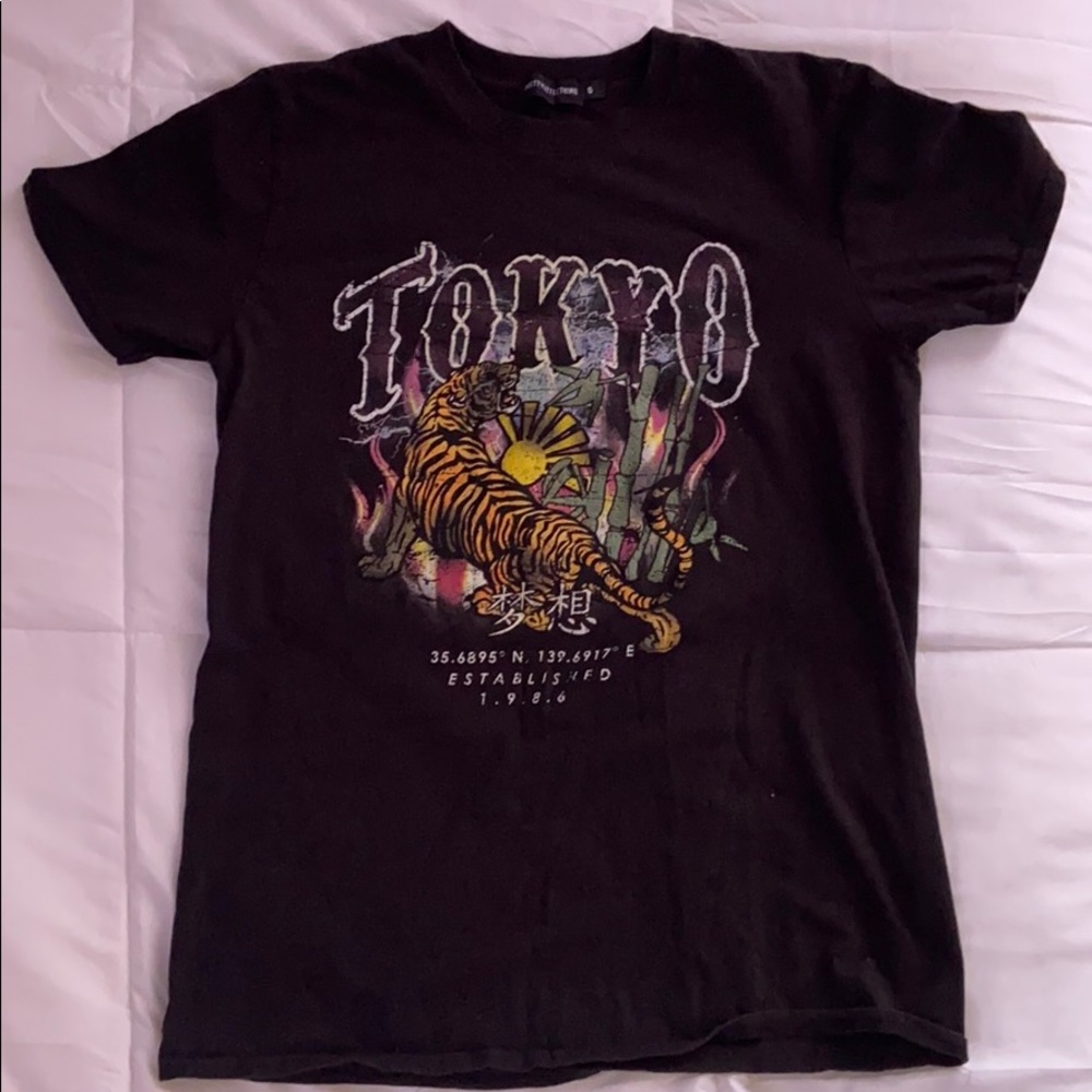 PrettyLittleThing TOKYO Oversized Tee